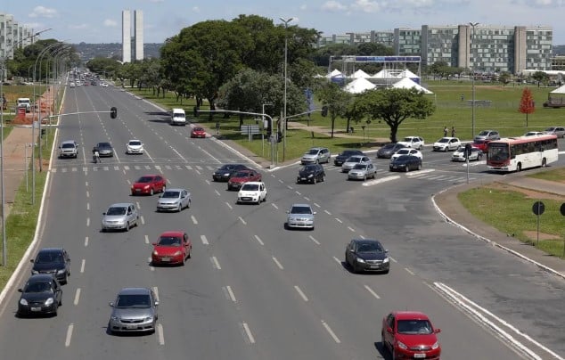 Trânsito na Esplanada dos Ministérios, em Brasília — Foto: Dênio Simões/Agência Brasília
